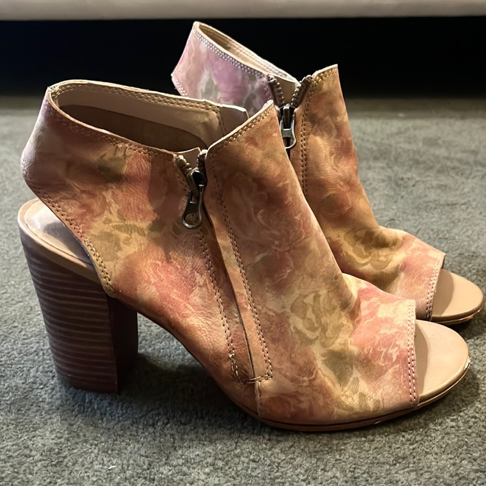 Floral mule